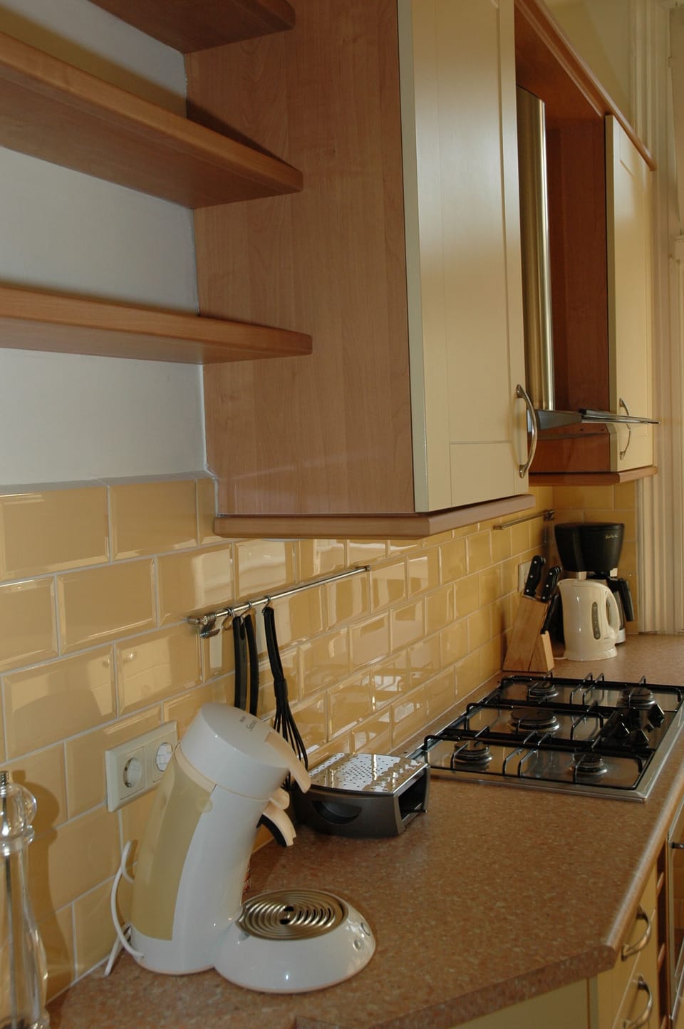 Keuken met 5 pits gas toestel en een afzuigkap