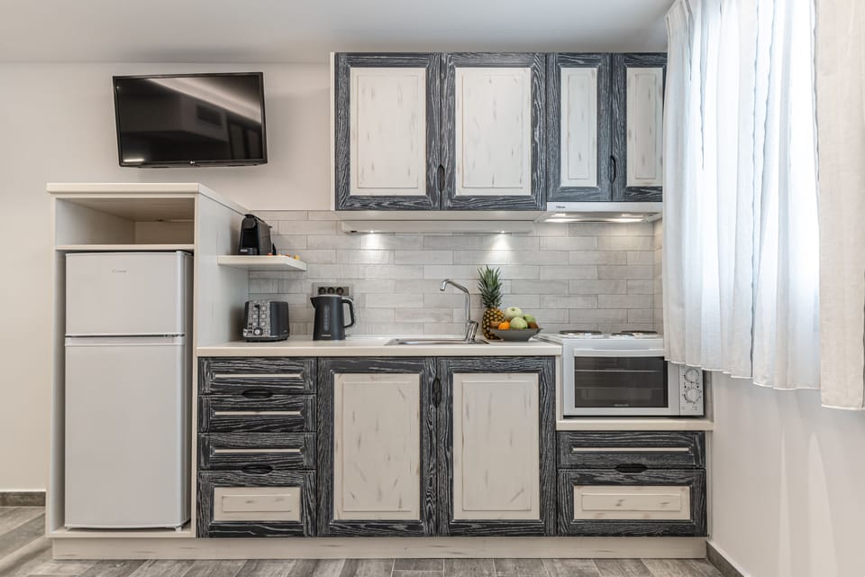 PETRA SUITE, PARTIAL CITY VIEW | Private kitchen | Full-size fridge, oven, stovetop, electric kettle