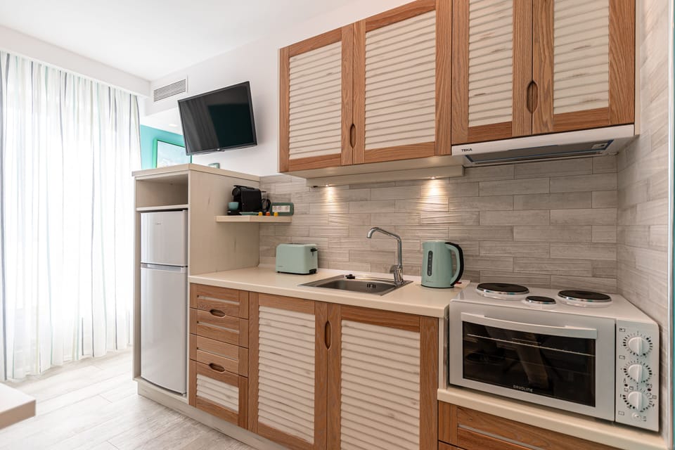 EMERALD SUITE, PANORAMIC SEA AND CITY | Private kitchen | Full-size fridge, oven, stovetop, electric kettle