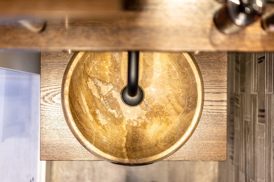 GOLD SUITE, JACUZZI, PARTIAL SEA AND CITY VIEW | Bathroom | Shower, hydromassage showerhead, hair dryer, slippers