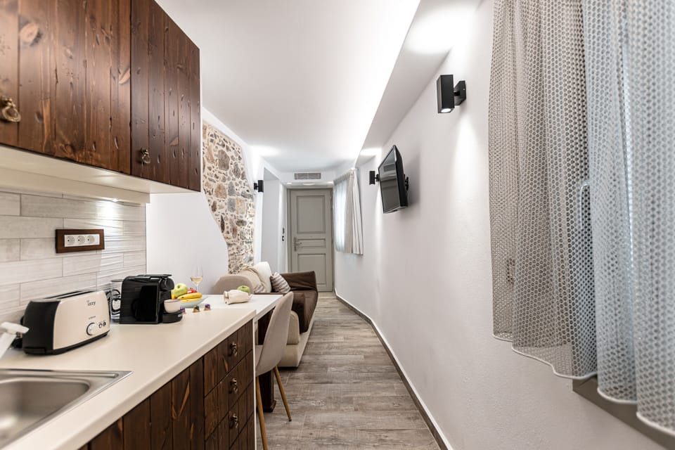 PORTARA SUITE, JACUZZI | Private kitchen | Full-size fridge, oven, stovetop, electric kettle