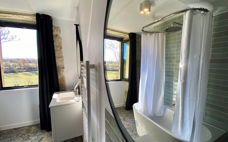 Classic Double or Twin Room | Bathroom | Rainfall showerhead, hair dryer, towels, soap