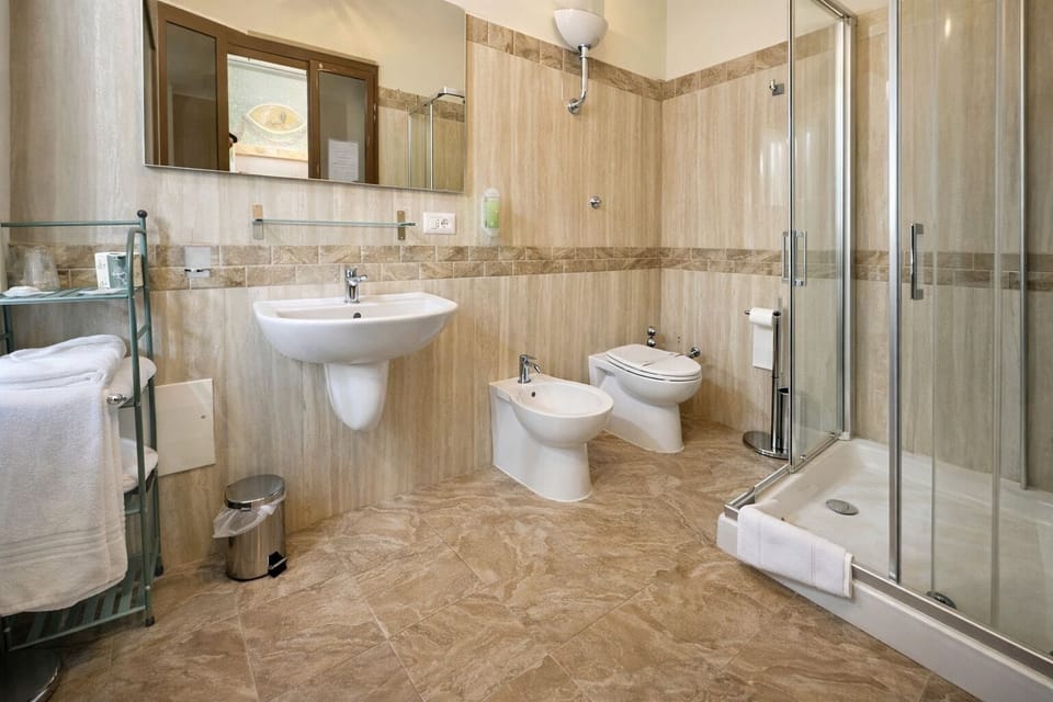 Comfort Double Room | Bathroom | Shower, free toiletries, hair dryer, bidet
