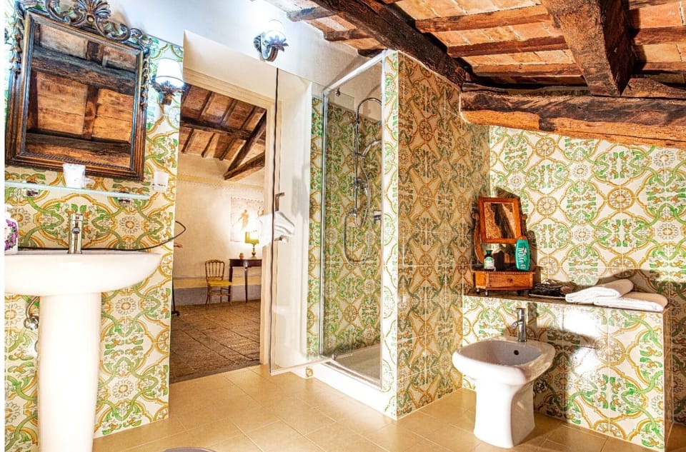 Classic Double Room | Bathroom | Shower, free toiletries, hair dryer, bidet