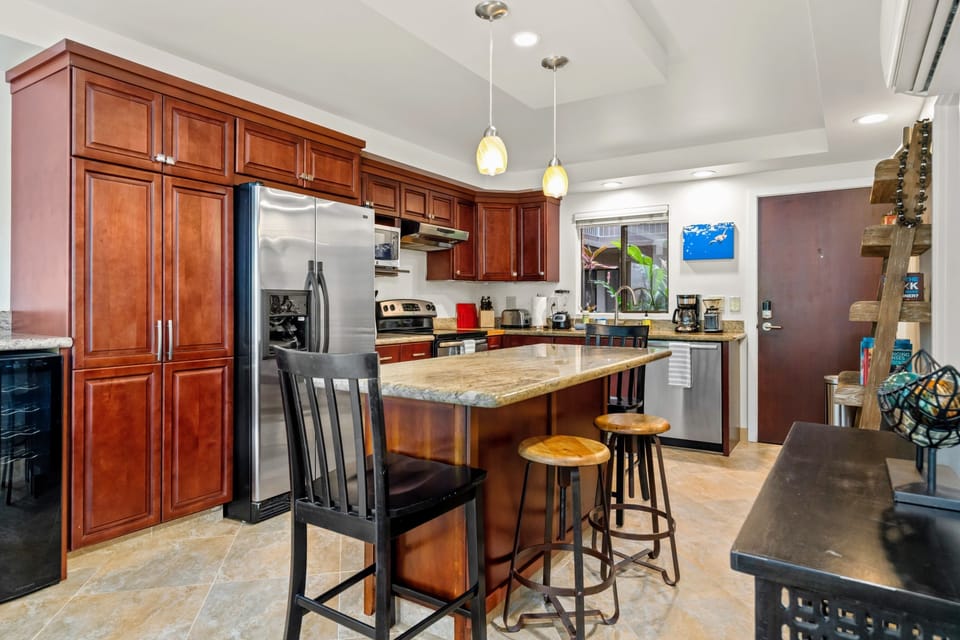 Large Island w/ Granite Countertops