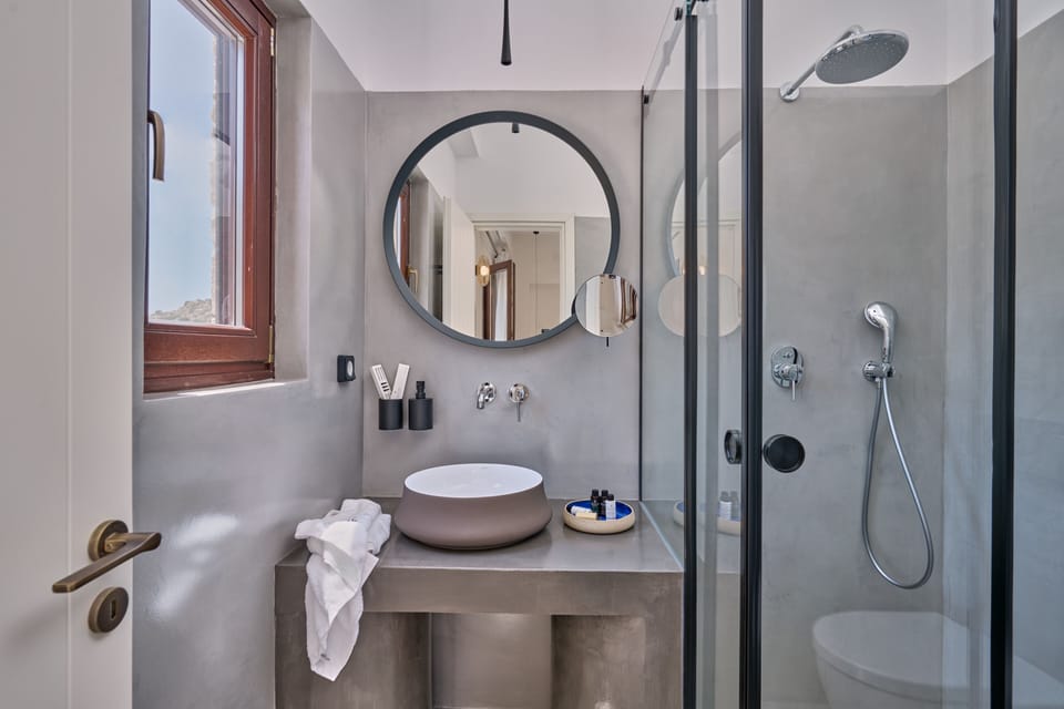 VIBE | Bathroom | Shower, rainfall showerhead, designer toiletries, hair dryer