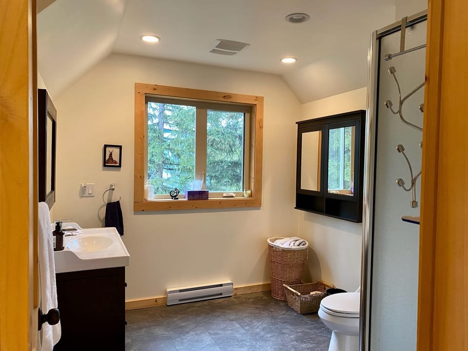 Upstairs bathroom second picture 