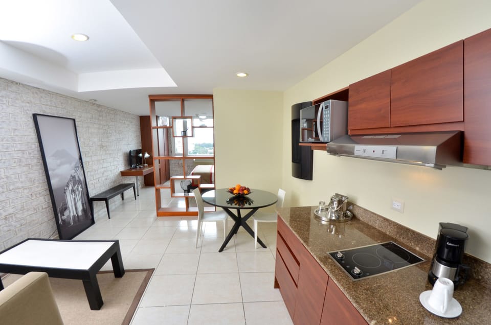 Executive Room, 1 Double Bed | In-room safe, desk, soundproofing, iron/ironing board
