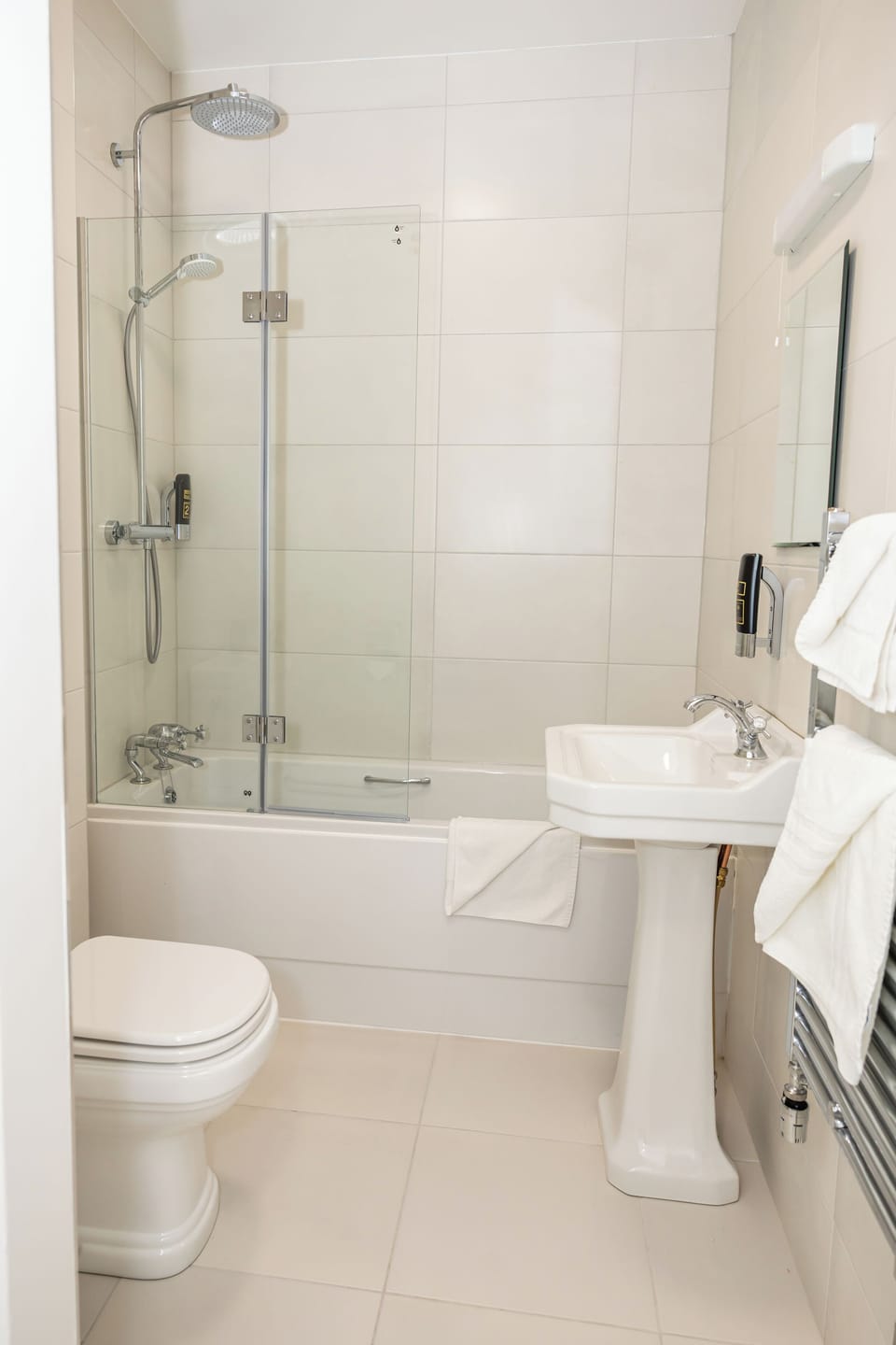 Family Room (Breakfast included) | Bathroom | Shower, free toiletries, hair dryer, towels