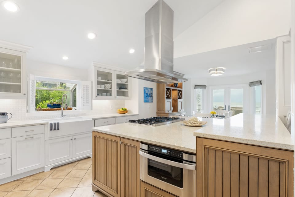 Chef's kitchen, fully equipped.