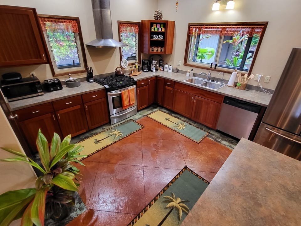Well equipped kitchen with gas conventional oven. 