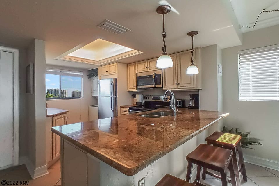 Beautiful Kitchen has Breakfast Bar for 3.