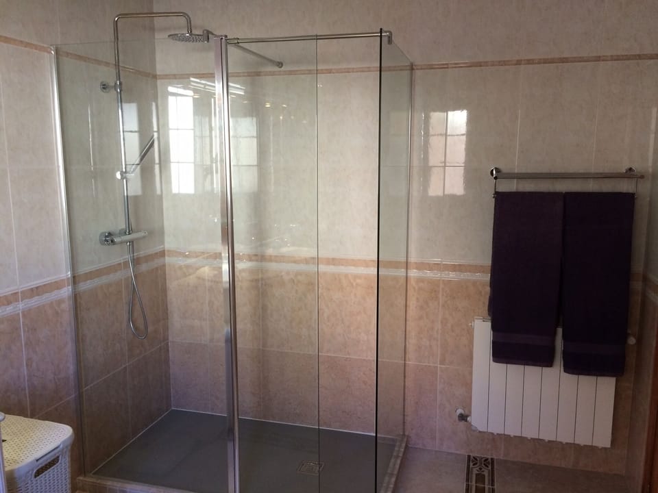 Master Bedroom One en suite shower