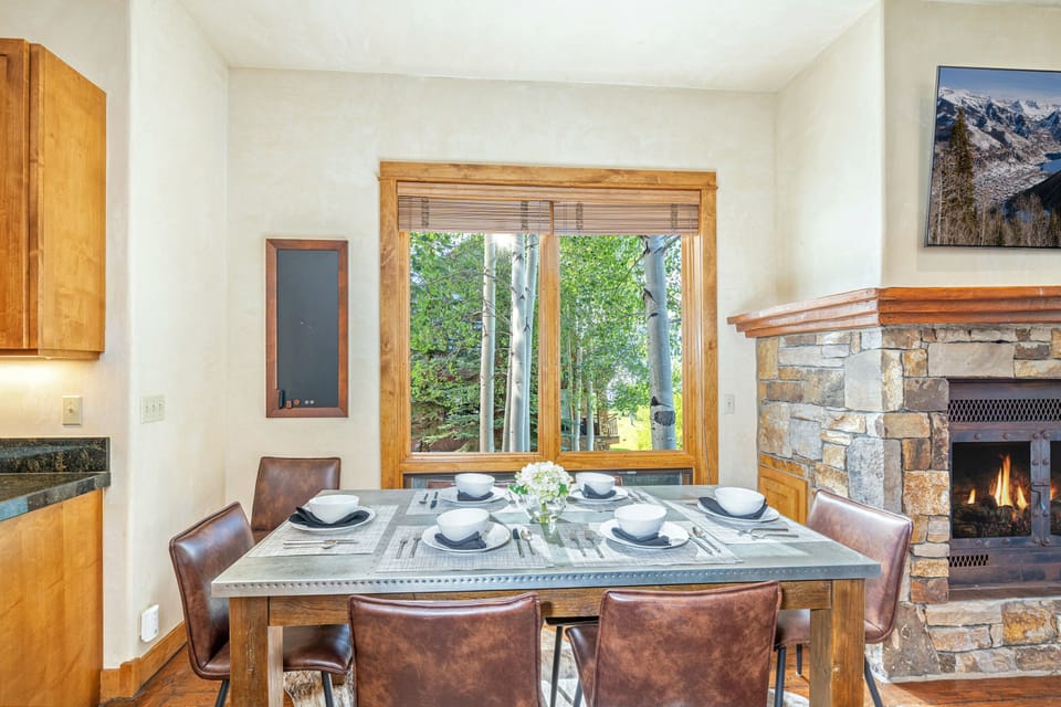3.2-sunshine-at-terraces-telluride-vacation-rental-dining-room1-edit