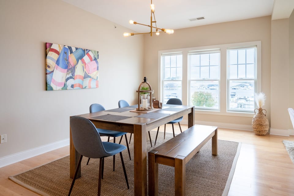 Open dining area with Seating for 6