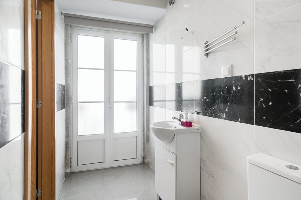 Single Room | Bathroom | Hair dryer, towels