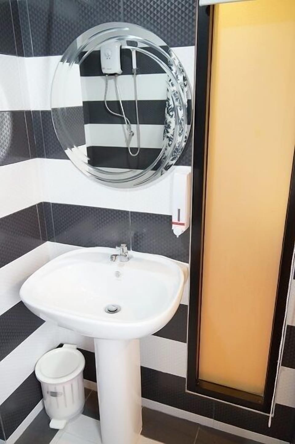 Double Room Tower 2 | Bathroom sink