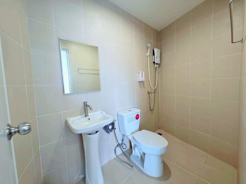 Deluxe Triple Room | Bathroom | Shower, free toiletries, hair dryer, towels