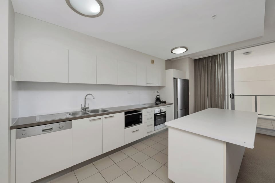Full-size fridge, microwave, oven, stovetop