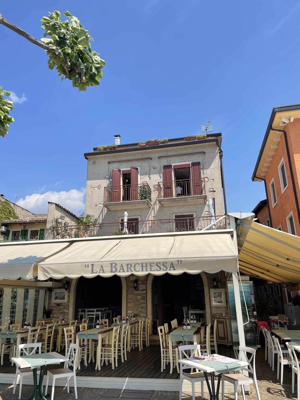 Facade/entrance,Balcony/Terrace