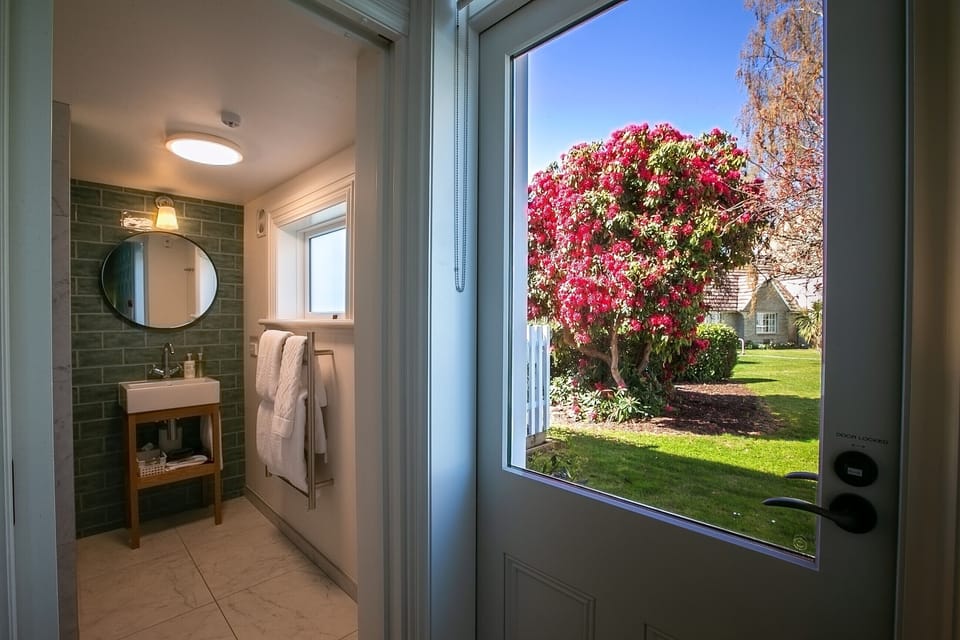Room 1 Superking Ensuite, Downstairs | Bathroom | Shower, designer toiletries, hair dryer, bathrobes