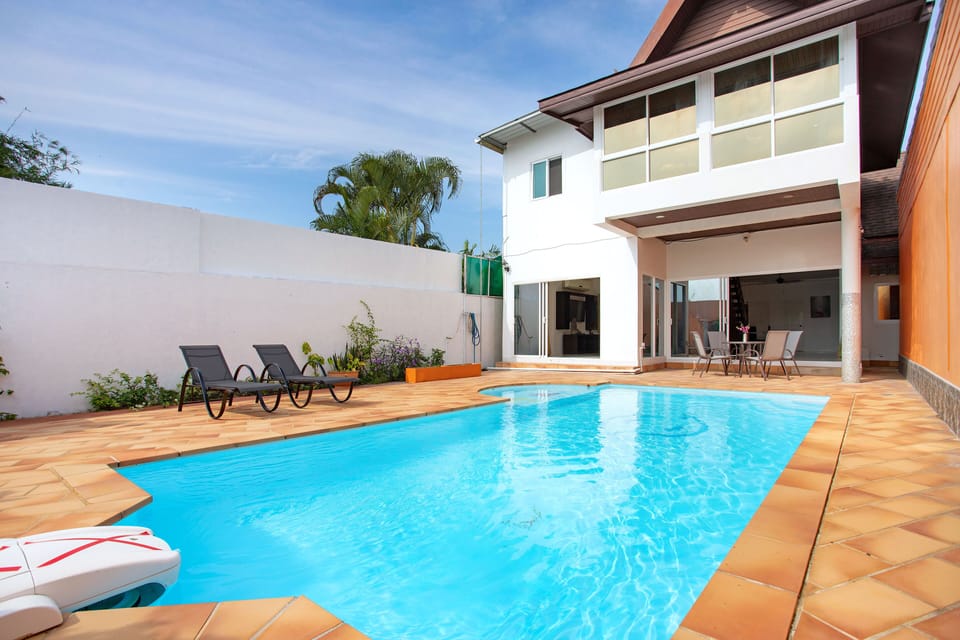 Outdoor pool, sun loungers