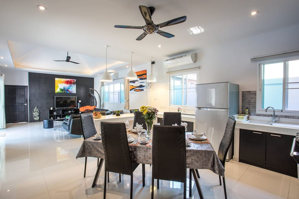 Deluxe Villa | Living room | 40-inch LED TV with digital channels, TV