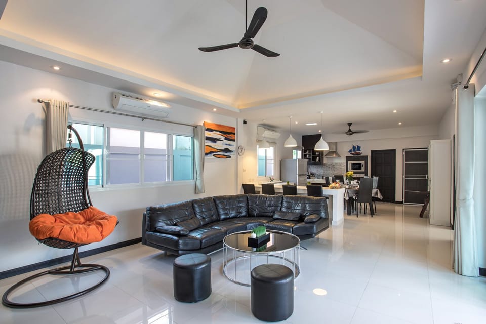 Deluxe Villa | Living room | 40-inch LED TV with digital channels, TV