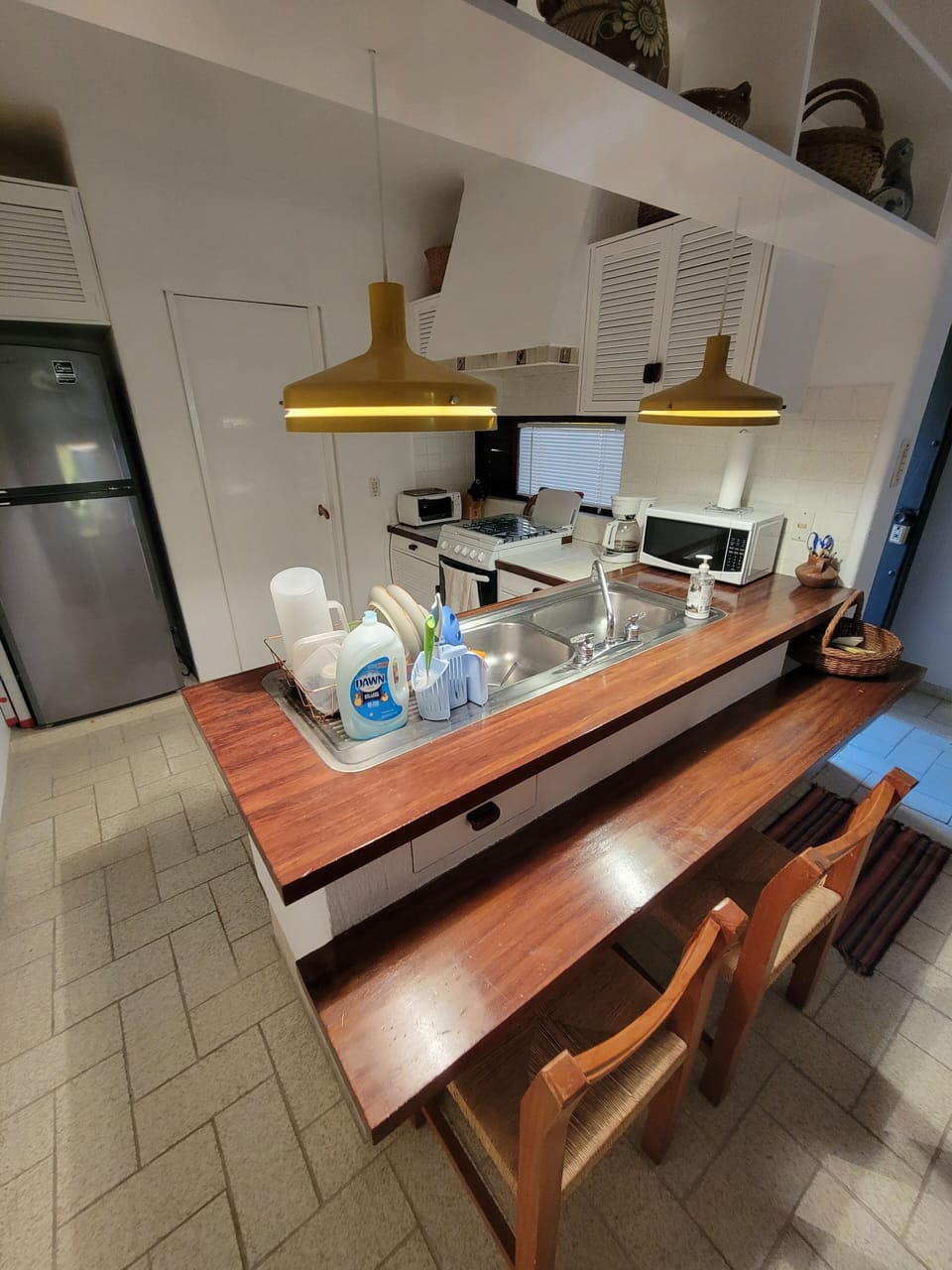 Kitchen w/ breakfast bar