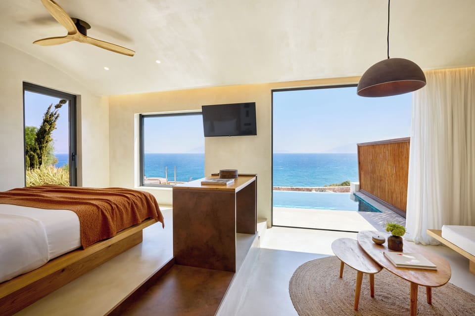 Suite Sea View with Private Pool | Minibar, in-room safe, desk, laptop workspace