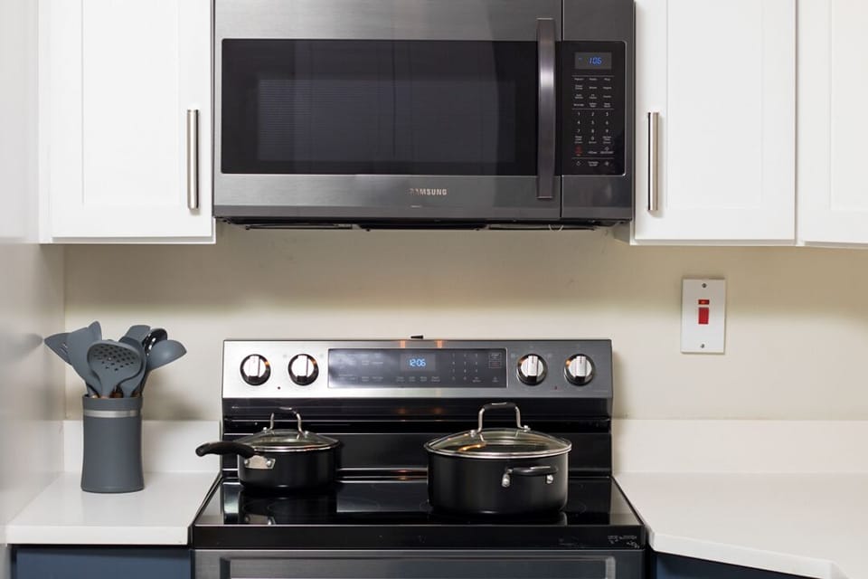 kitchen with spacious countertops is ready for your MasterChef skills