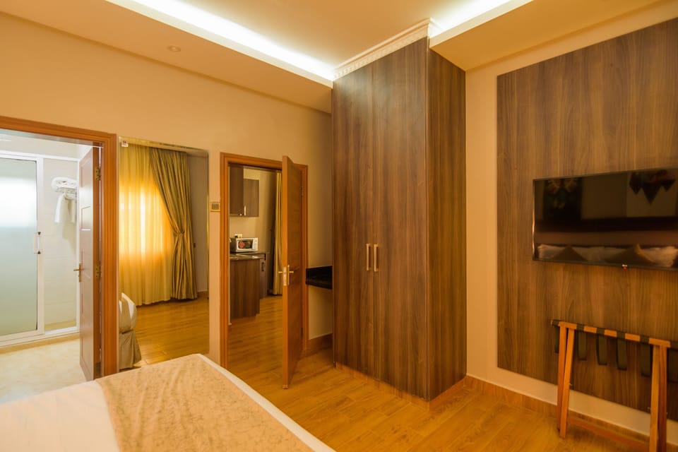Executive Room, 1 King Bed | Premium bedding, pillowtop beds, individually decorated