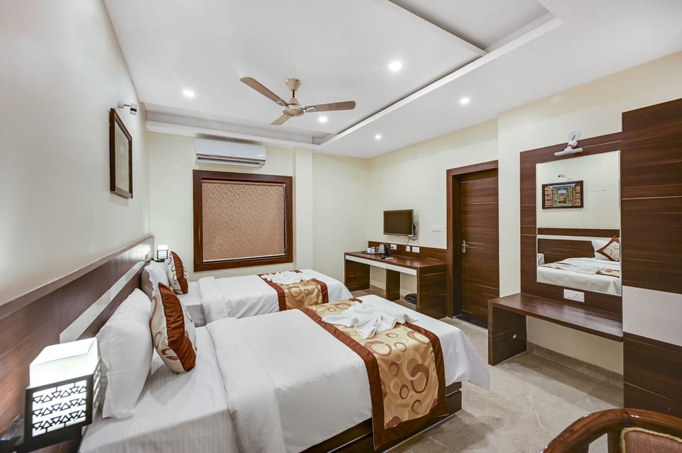 Deluxe Double Room | Desk, laptop workspace, bed sheets