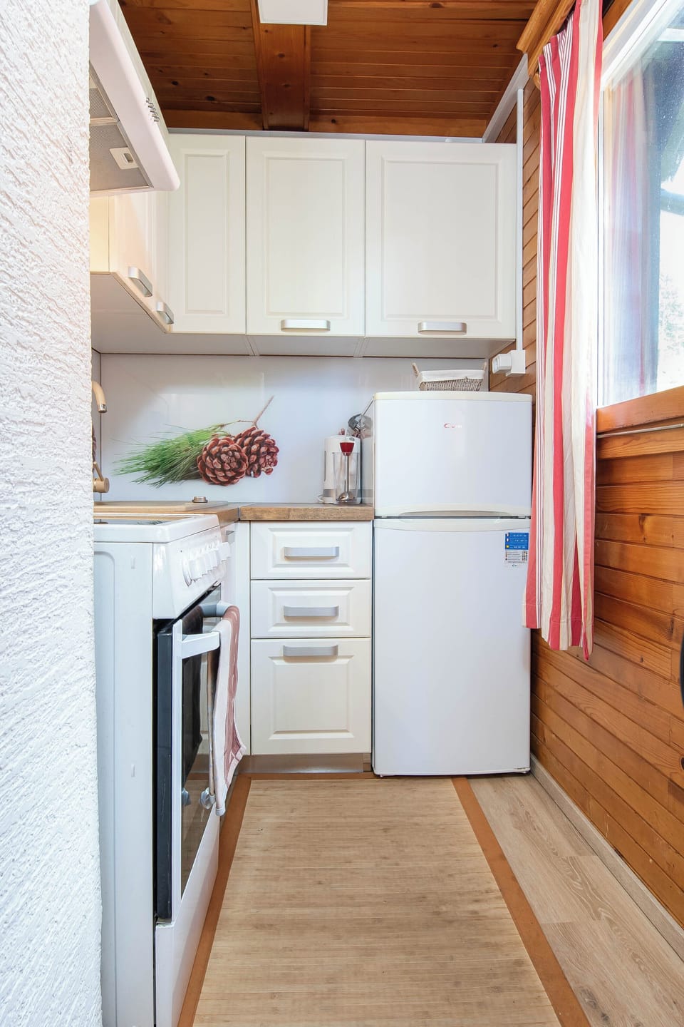 Comfort Cottage | Private kitchen | Full-size fridge, dishwasher, coffee/tea maker, cookware/dishes/utensils