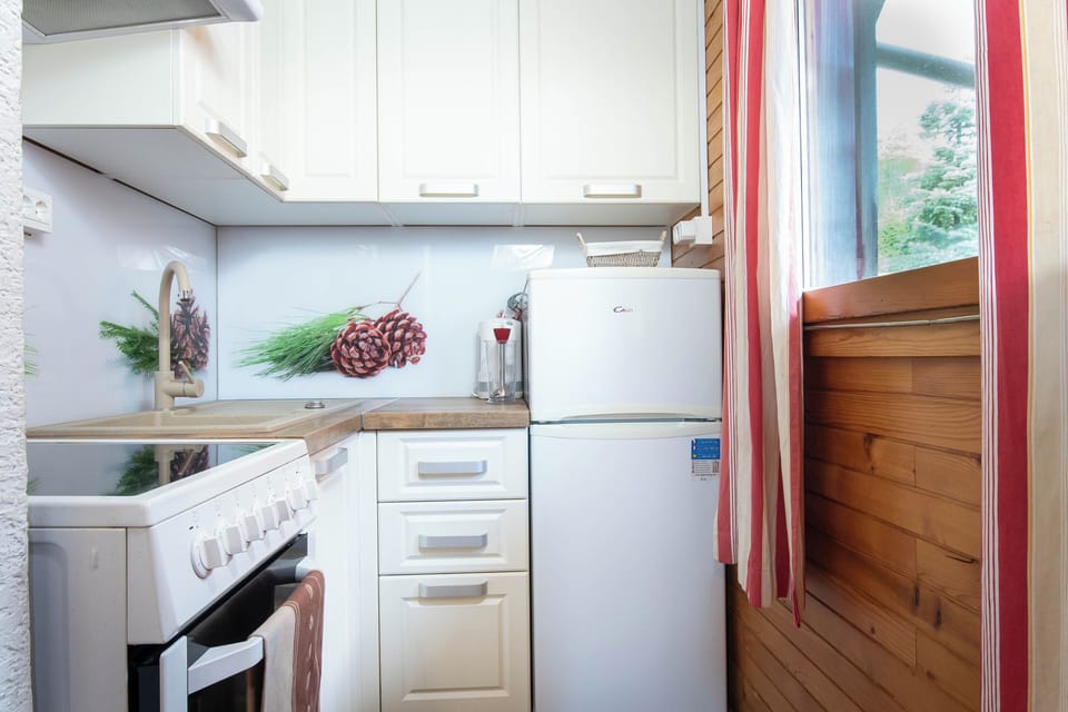 Comfort Cottage | Private kitchen | Full-size fridge, dishwasher, coffee/tea maker, cookware/dishes/utensils