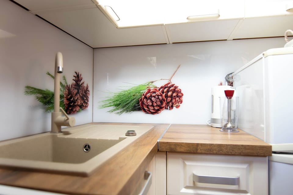 Comfort Cottage | Private kitchen | Full-size fridge, dishwasher, coffee/tea maker, cookware/dishes/utensils