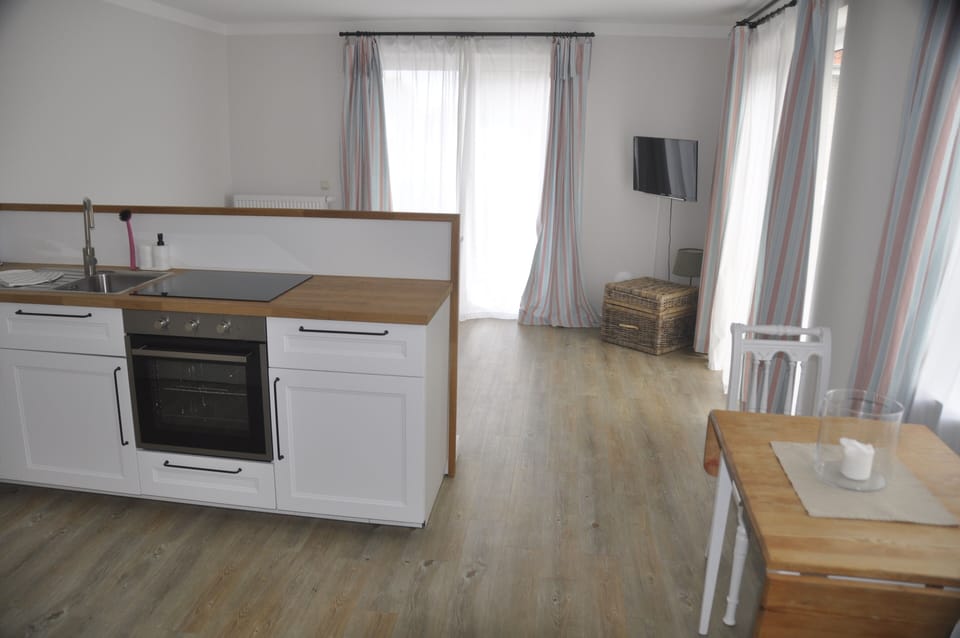 Apartment, Multiple Beds, Patio, Courtyard View | Private kitchen | Electric kettle
