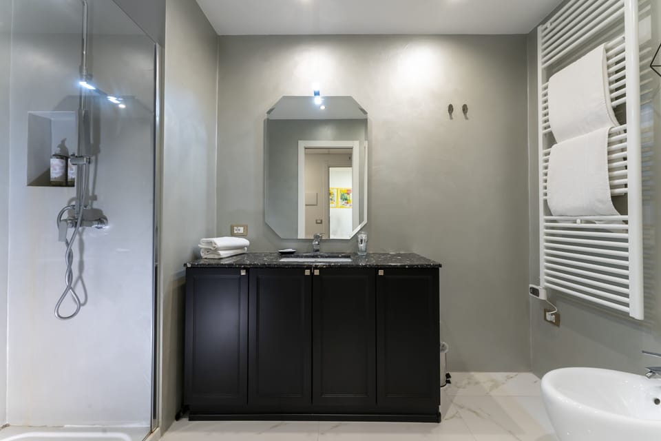 Standard Room | Bathroom | Shower, rainfall showerhead, free toiletries, hair dryer