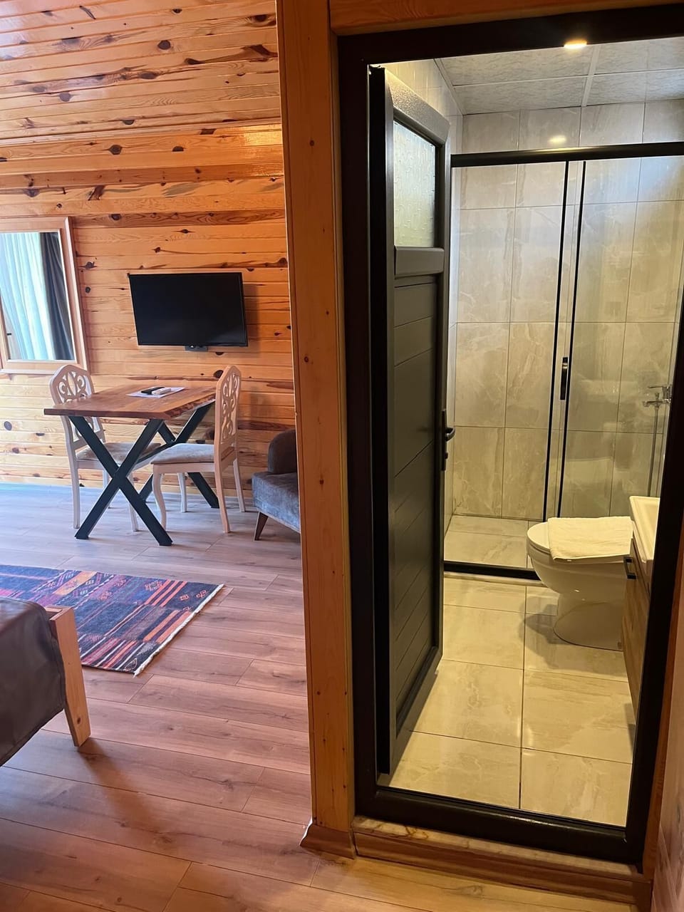 Family Quadruple Room | Bathroom | Free toiletries, hair dryer