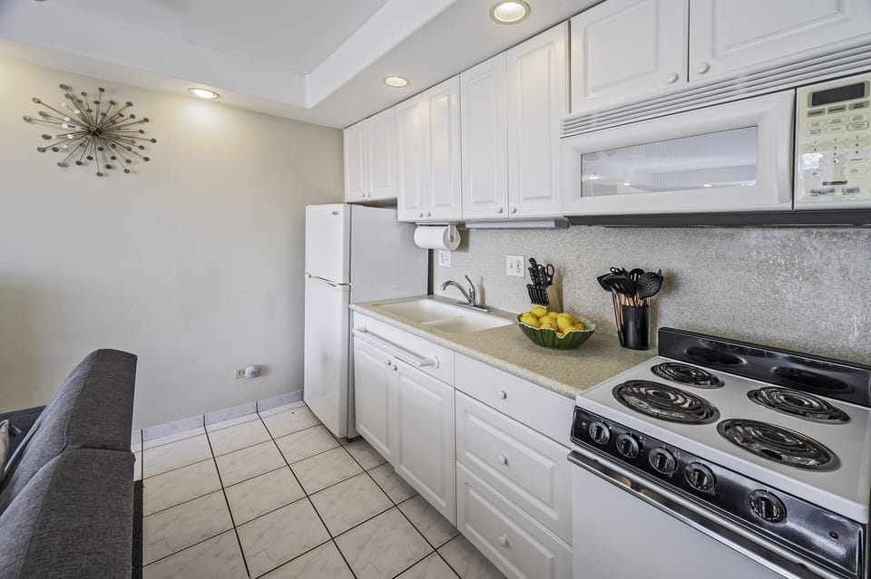 Studio with Full Kitchen - Studio with Full Kitchen