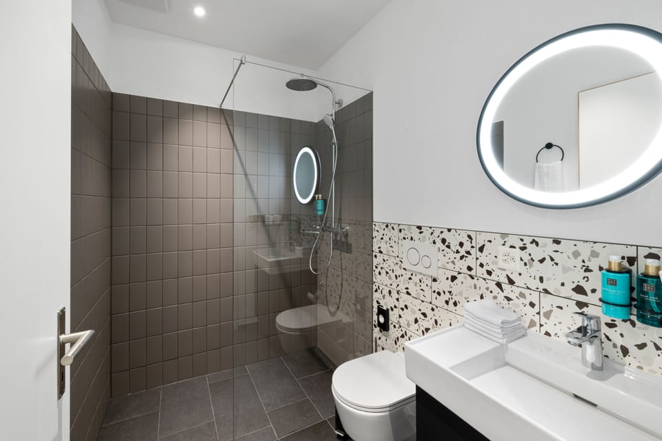 Shower, rainfall showerhead, free toiletries, hair dryer