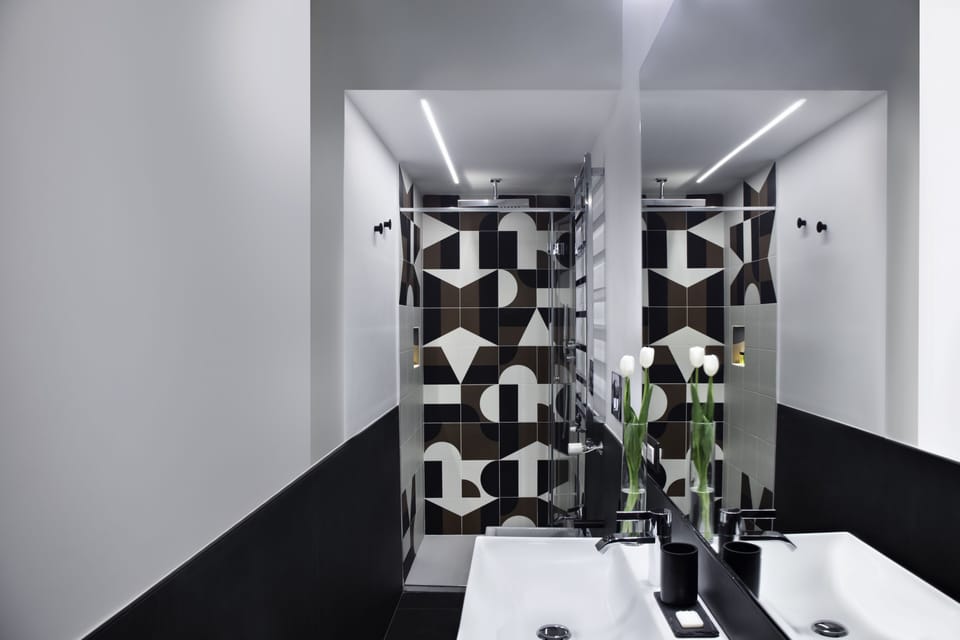 Deluxe Room | Bathroom | Shower, hair dryer, bathrobes, bidet