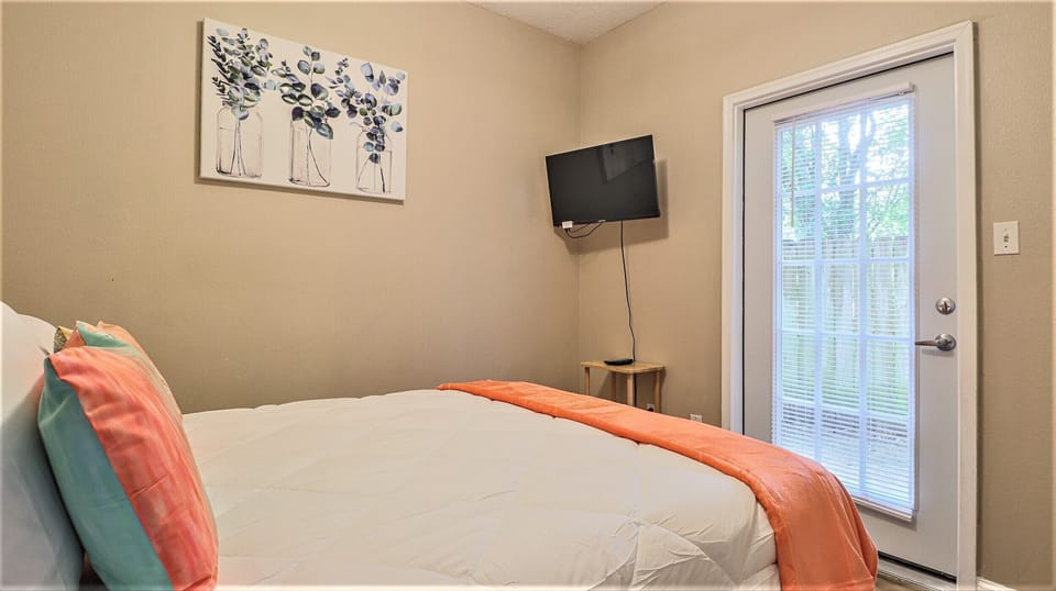 Main floor bed: New Queen Zinus 12-inch Green Tea cooling memory foam mattress!