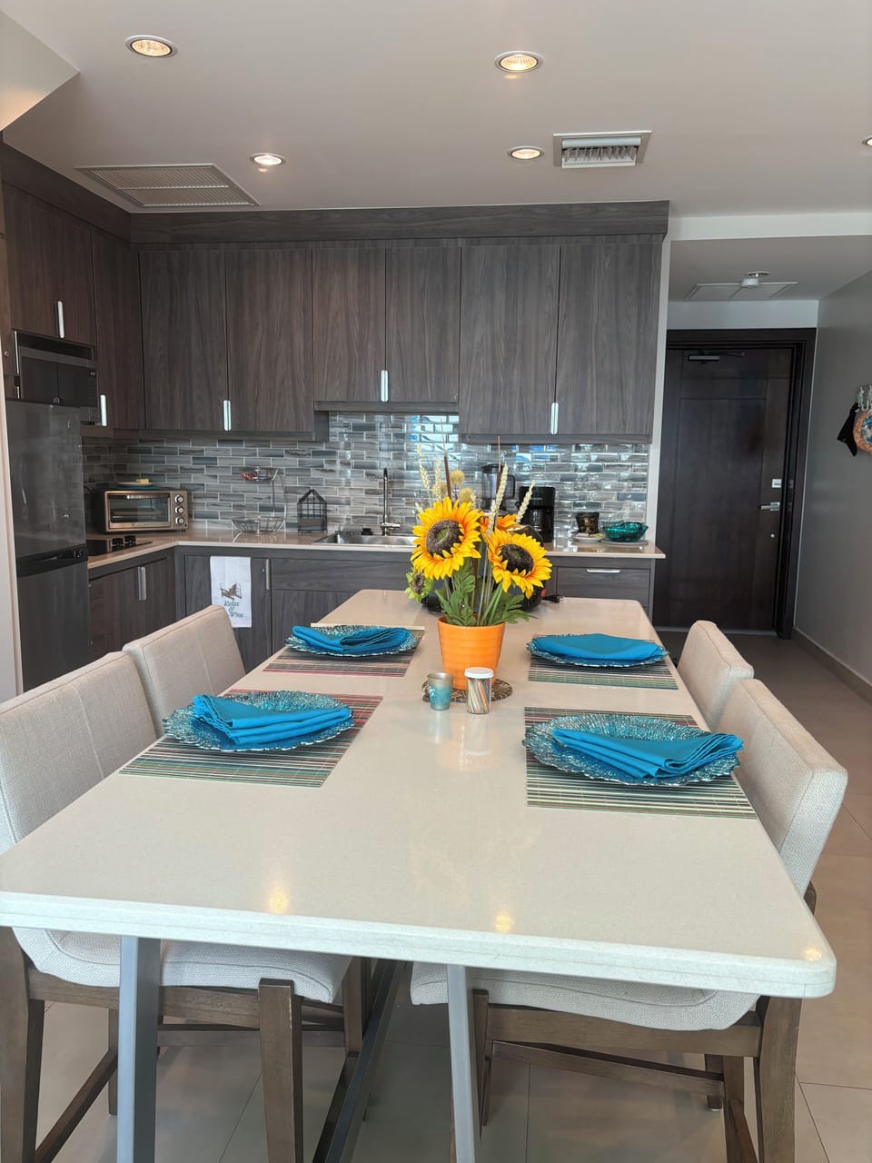 Full Kitchen with Dining Table for 4