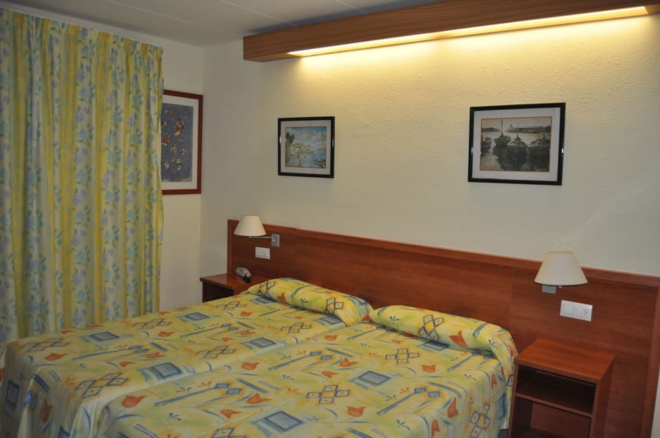 Double Room | Desk, blackout drapes, free WiFi, bed sheets