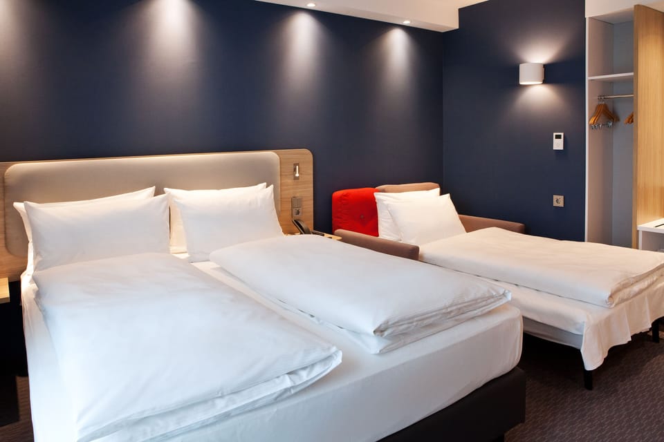 Standard Room, 1 Queen Bed with Sofa bed | Hypo-allergenic bedding available, desk, laptop workspace, soundproofing
