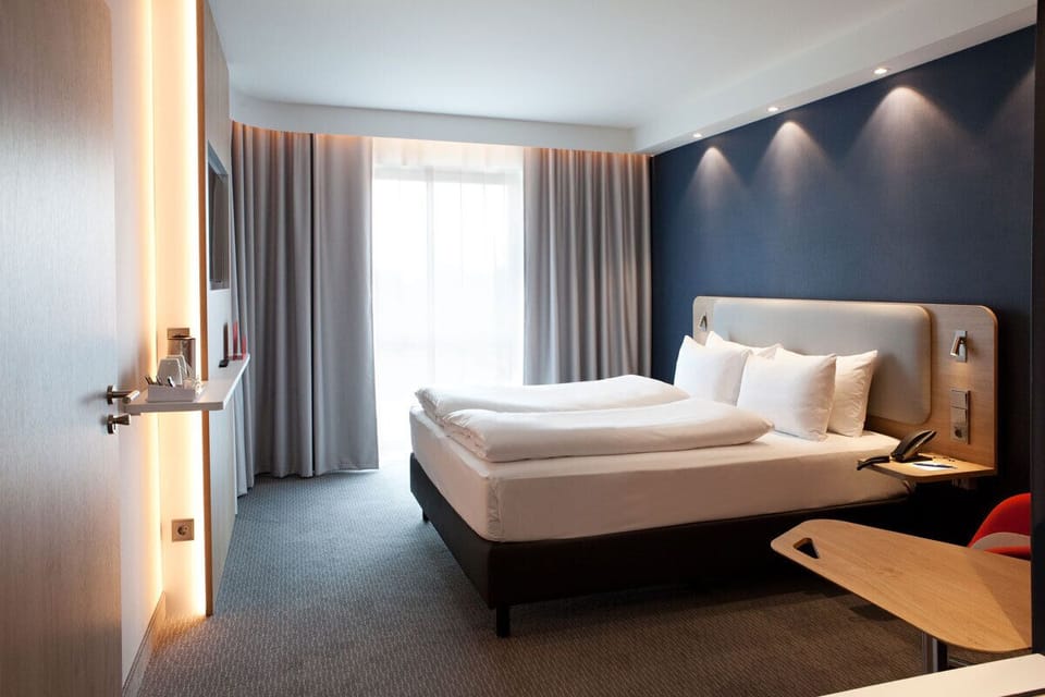 Standard Room, 1 Queen Bed | Hypo-allergenic bedding, desk, laptop workspace, soundproofing