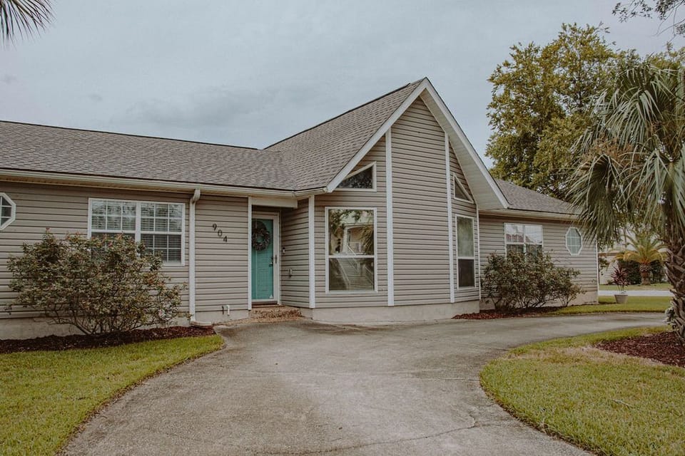 Front driveway provides pull around semi-circle. 