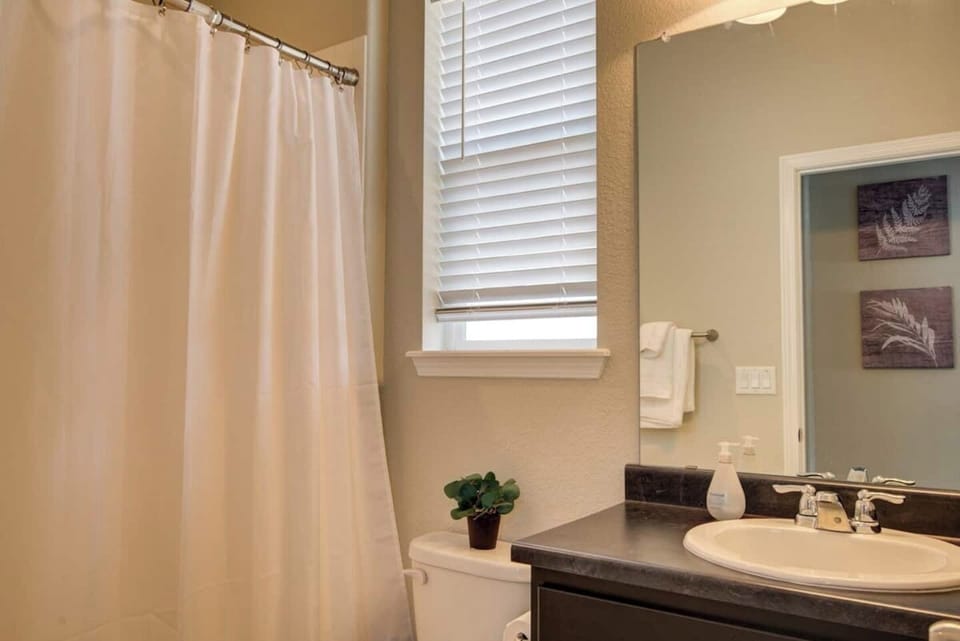 Second full bathroom outside twin bedroom 