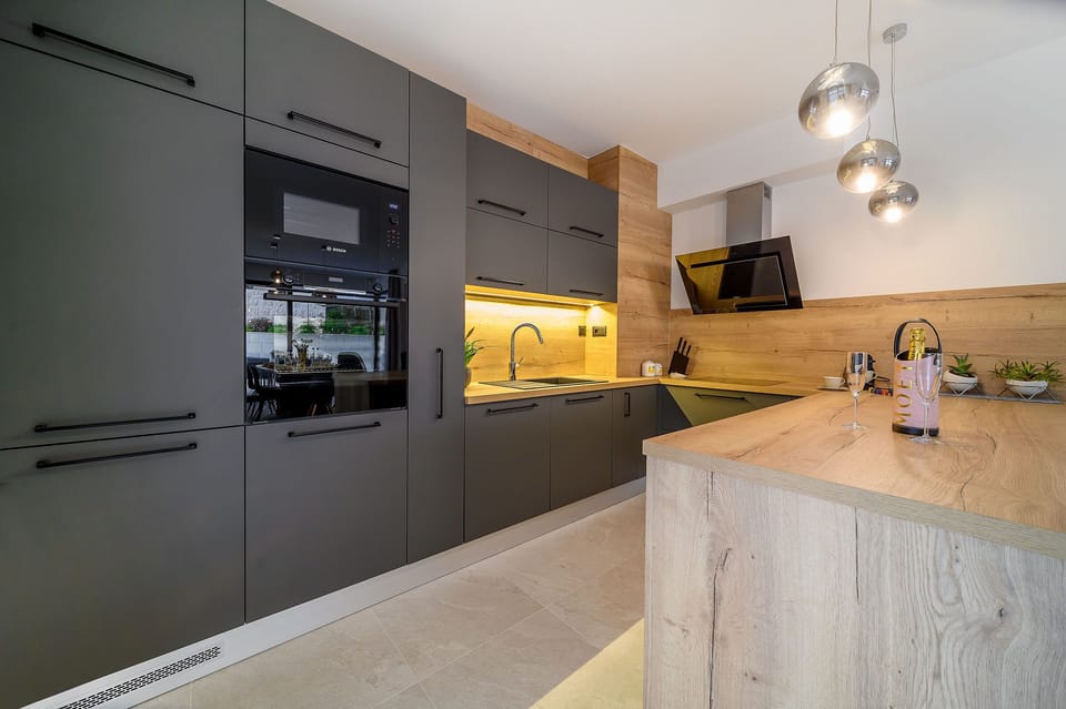Fully equipped, modern kitchen.